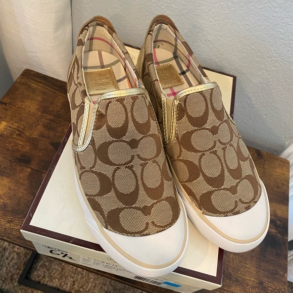 Coach canvas loafer slip on. Size 6 1/2M. Only worn once and in original box. - Picture 5 of 9